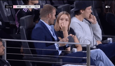 贝克汉姆在替补席和小七聊啥呢？[what]谁来解读下唇语？带她来中国，在这有非常