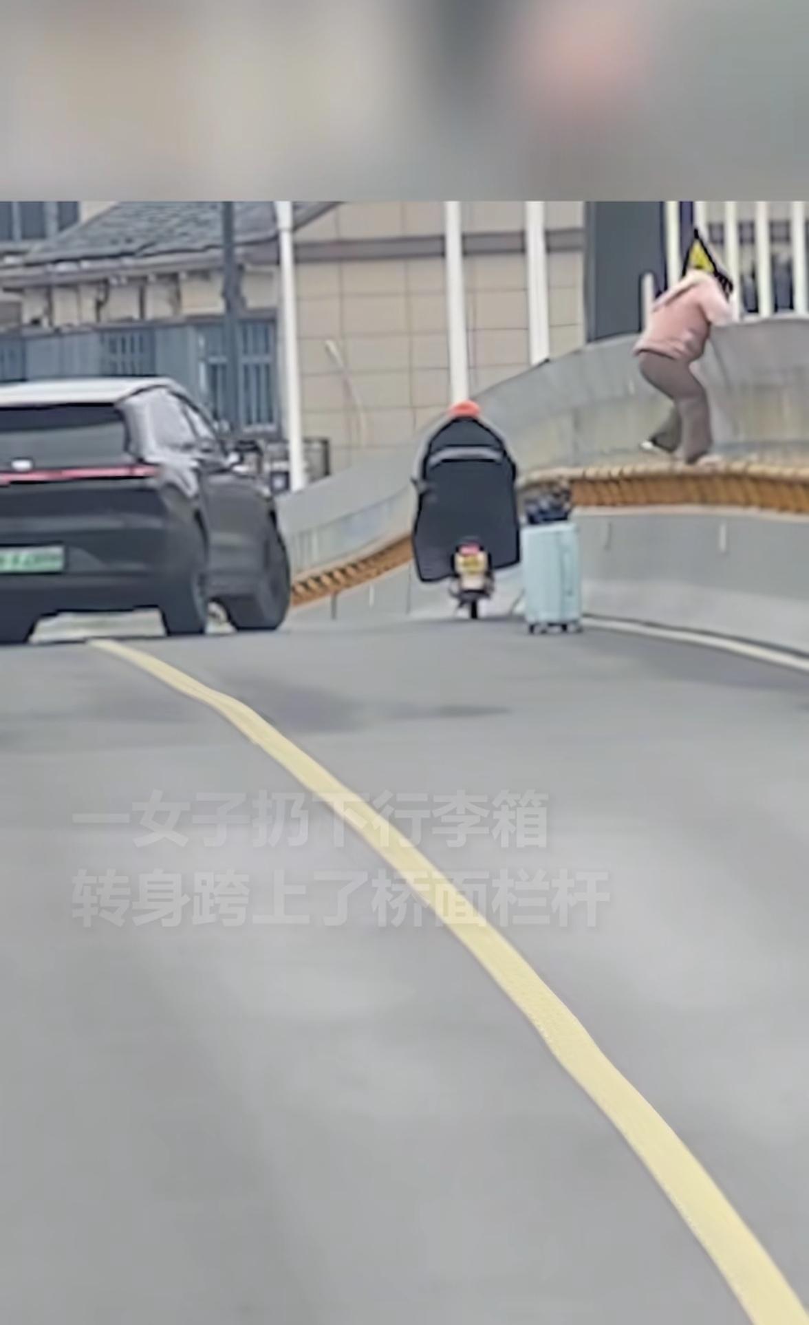 心酸又泪目。
一位女子拉着行李箱经过一座大桥时，
扔下行李箱，转身就决绝地爬上桥