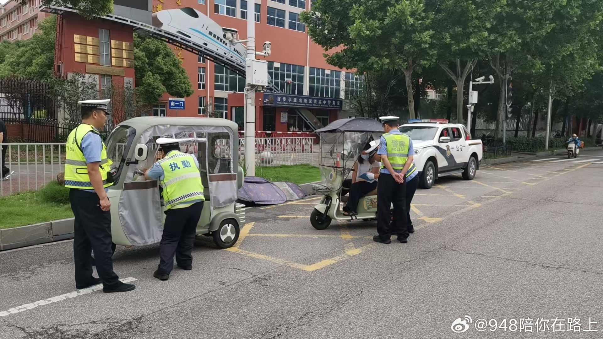 【源头路面齐抓严管，拒绝“老头乐”违法上路】5月20日，武汉江岸交警联合区文明办