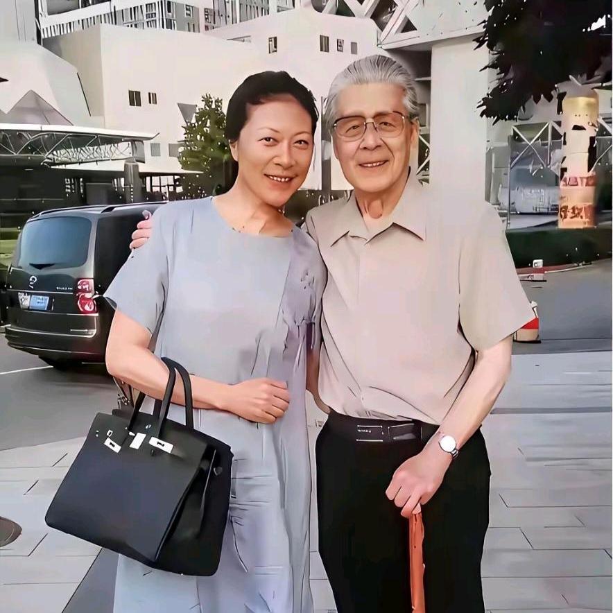 能认出这两位的，基本都年过五十了！
 
画面里是蓝天野老师与岳红。蓝天野不仅是家