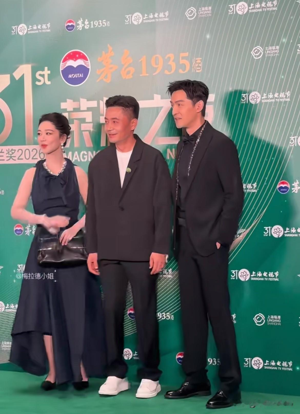 6月25日，杨紫白玉兰红毯化身最忙碌女主，不停的拉人到C位，藏包点太逗了！
晚宴