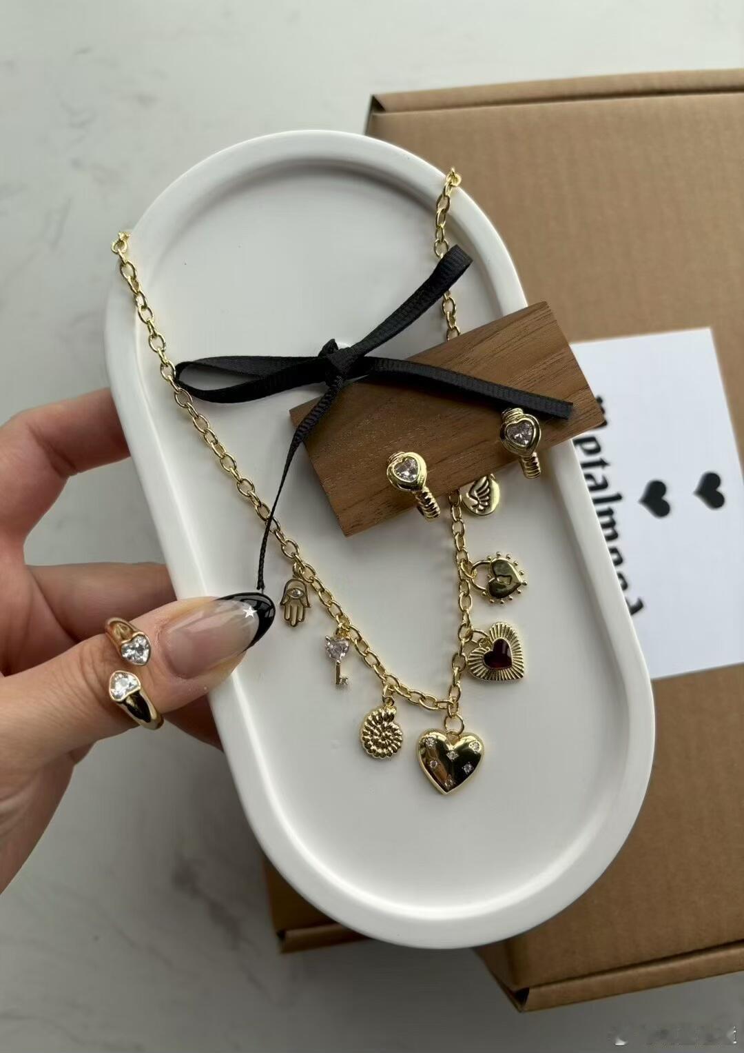 这组饰品来自品牌“metalmood”，以极简设计诠释现代优雅。套装包含一条纤细