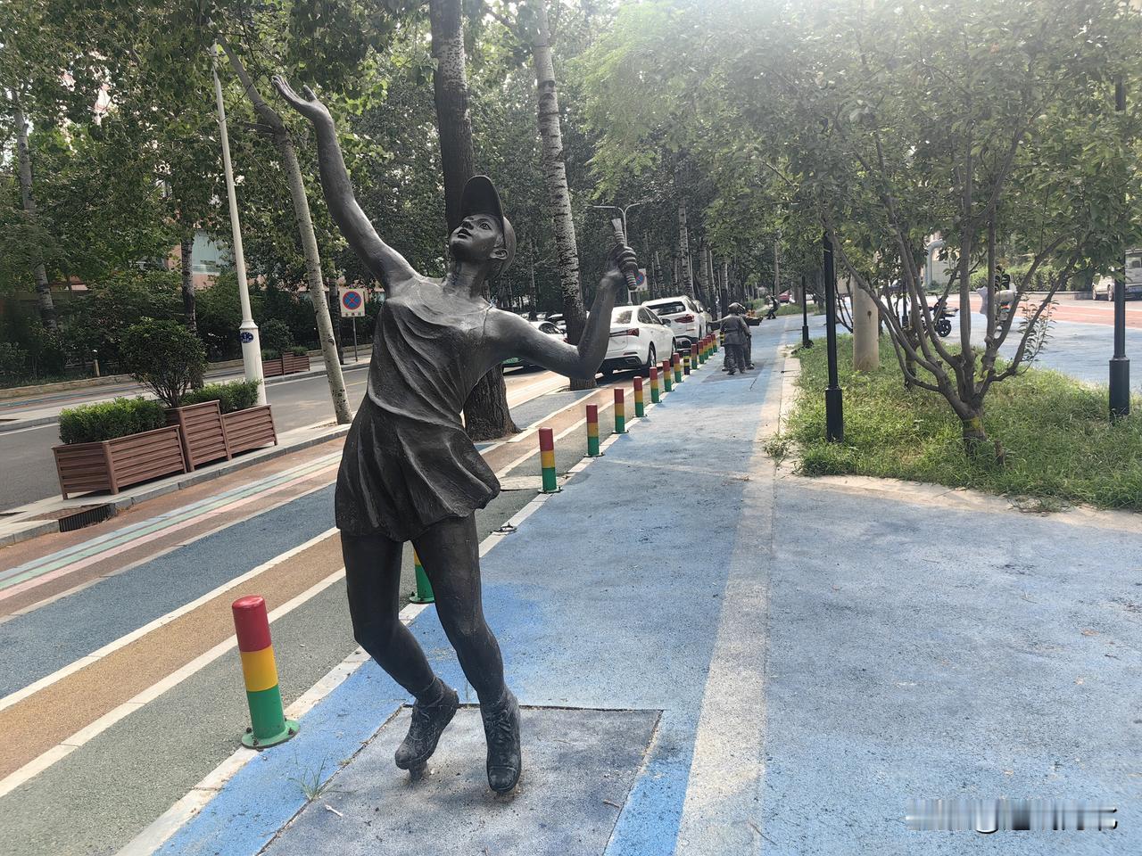 公共景观设施盼修复】近日，在石家庄市休门街与东风路交叉口东行的慢行步道旁，一个运