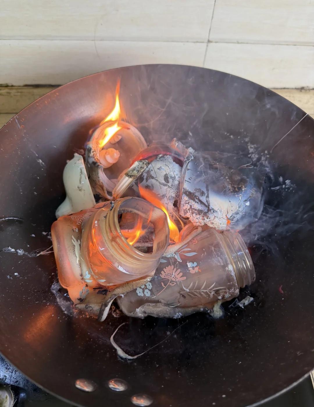 婆婆非要开水烫，奶瓶烧没5个，咋沟通啊?
今天出门办事，留我婆婆在家看娃，一进门