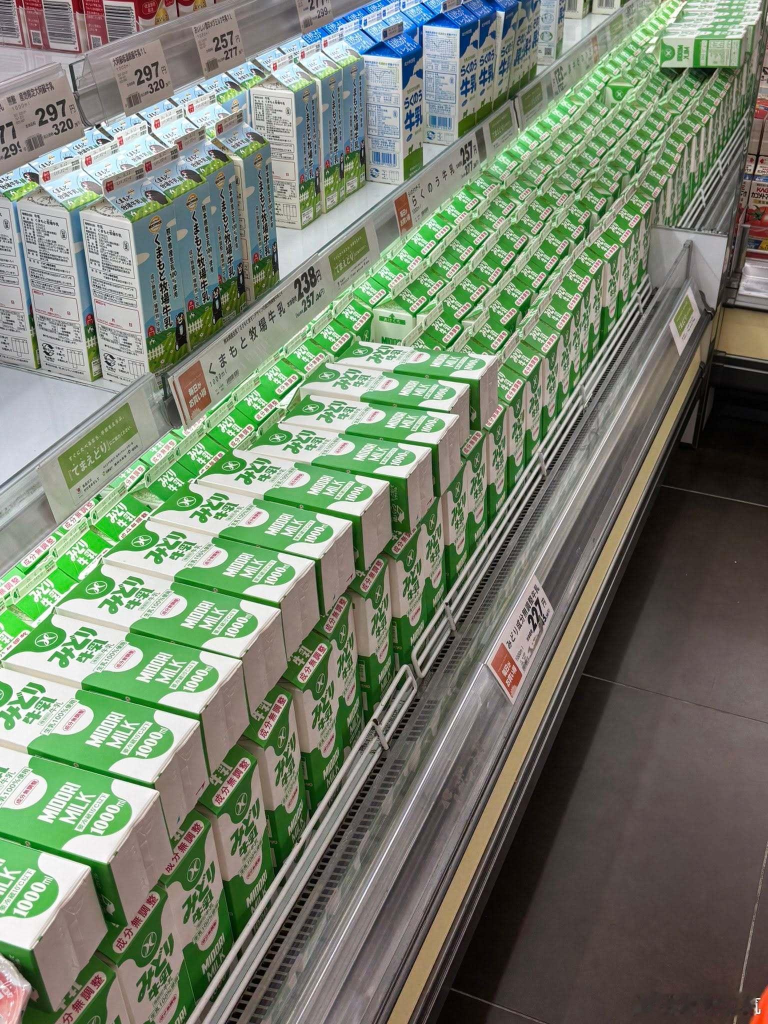 【 卖场塞满绿色牛奶的原因 】熊本地震之后，超市卖场出现塞满「みどり牛乳」（绿色