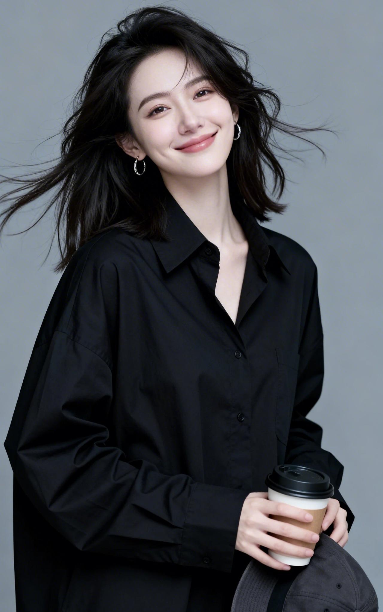 一身利落黑调，一半是随性舒展的松弛气场，一半是安静内敛的清冷氛围感。发丝随风扬起