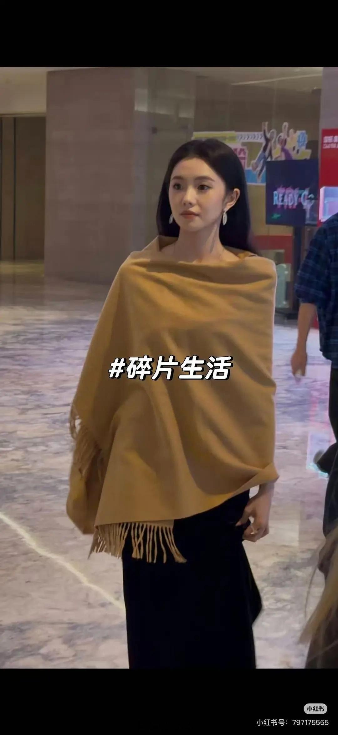 北影节红毯路人图 刘浩存的路人视角从来都能扛得住北影节红毯