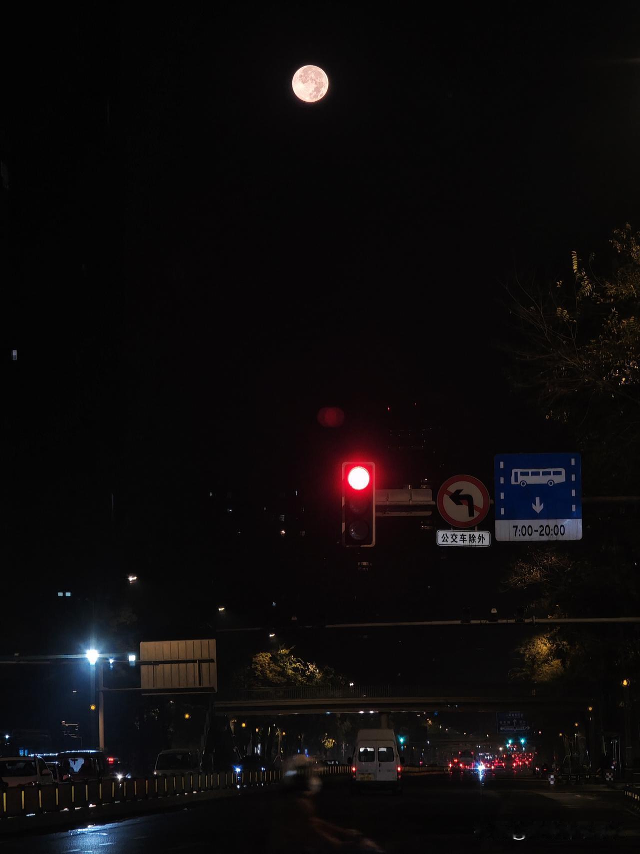 今早的超级月亮太美了，一大早送孩子去上学，在路上看到天边的超级月亮非常震撼，由于
