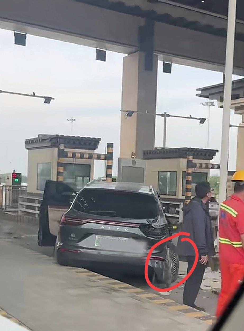请问这是什么车？直接撞到收费站里面去。
