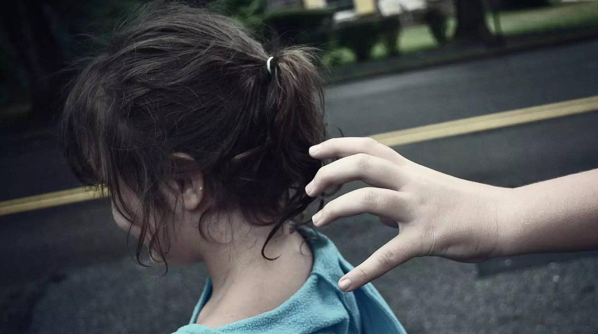 “我只想保护我的女儿！”河南，一女孩放学期间遭到不良青年欺辱，父亲见状上前护住女