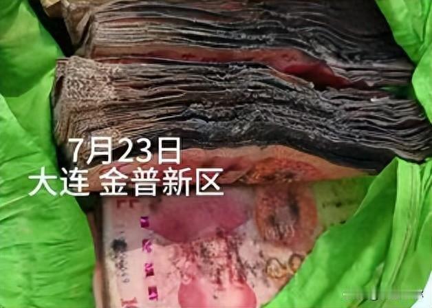大连男子忘关窗致10万现金变“钱砖”，开发区农行硬核救场！

大连人出门可千万得