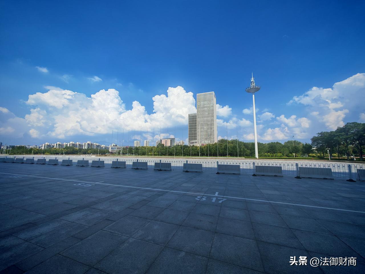 晒图笔记大赛 晴空万里，云朵像棉花糖。人生要向着遥远的目标前进，只有舍弃沉重的负