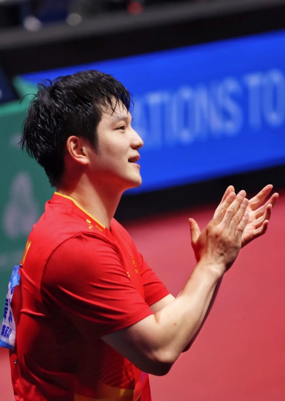 我们总为他赛场上的“暴力美学”着迷——那势如破竹的拧拉、稳如磐石的防守、逆风翻盘