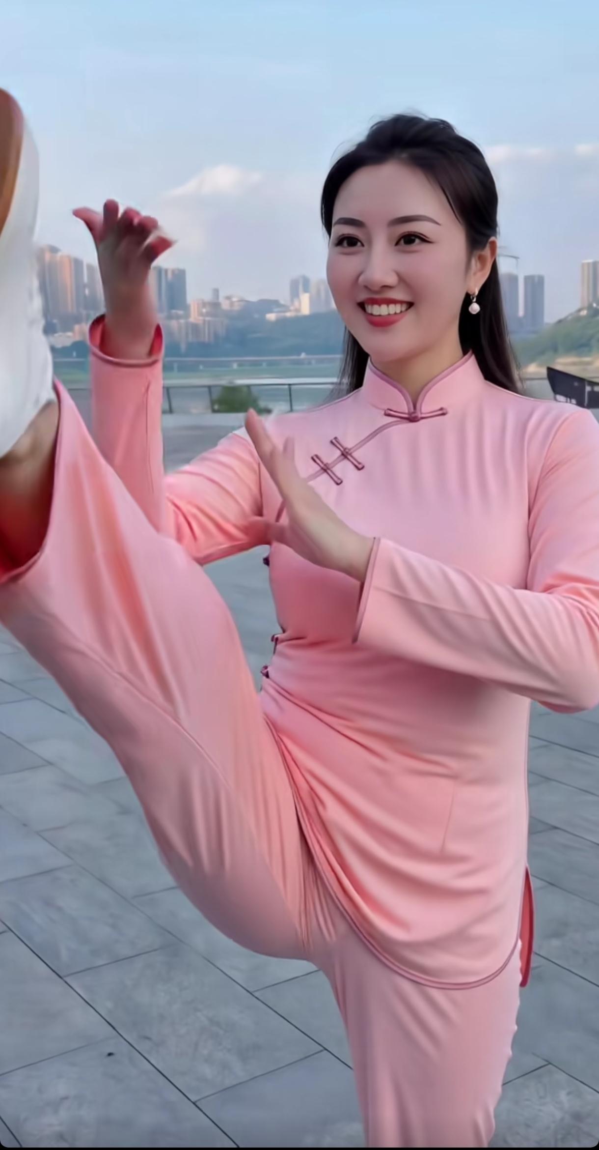 粉嫩太极服，轻盈舞动间，城市背景映衬，活力满满！🌟💃美少女美景分享 太极服秀