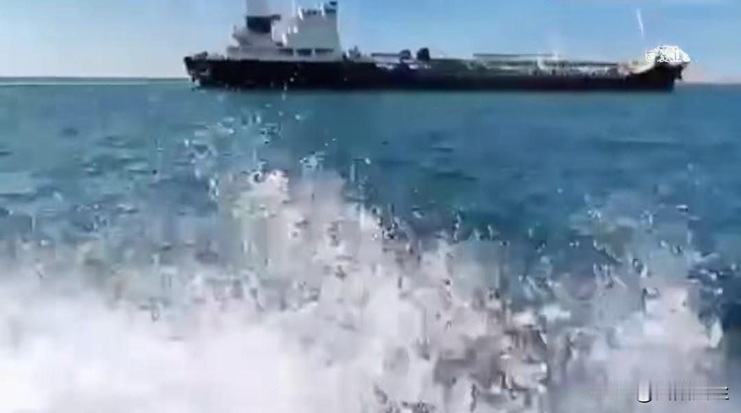 伊朗在波斯湾扣押一艘油轮，被控运输走私石油。同时还扣押了16名船员。伊朗没有公布