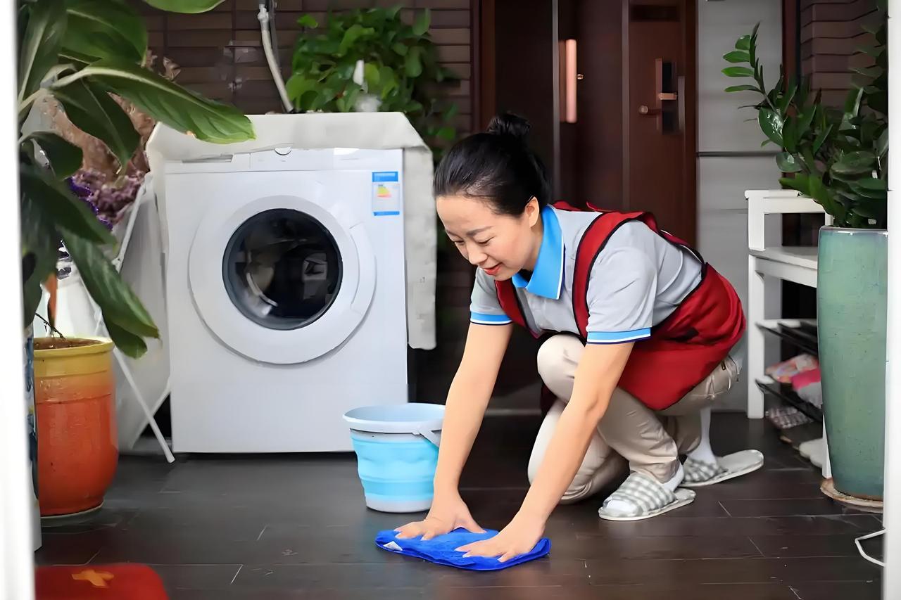 随着老龄化加剧，家政服务确实会更受青睐。2023年末全国60岁以上人口达2.97