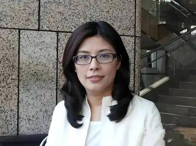 国民党主席郑丽文，在副主席兼秘书长李乾龙的陪同下，正式聘请前台立法机构负责人王金