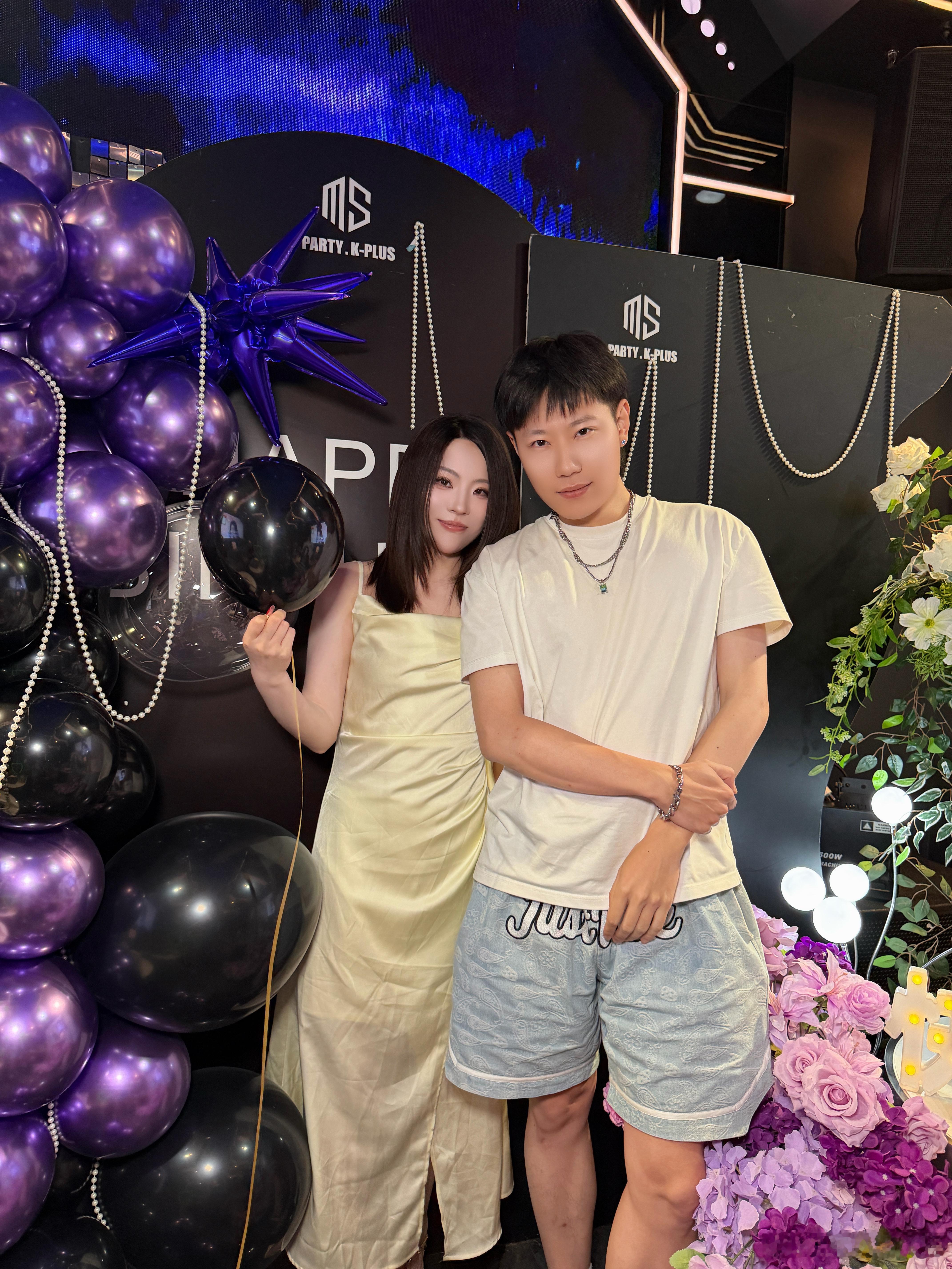 和邵yl兄妹合照哈哈哈，从19岁 21到30对比明显