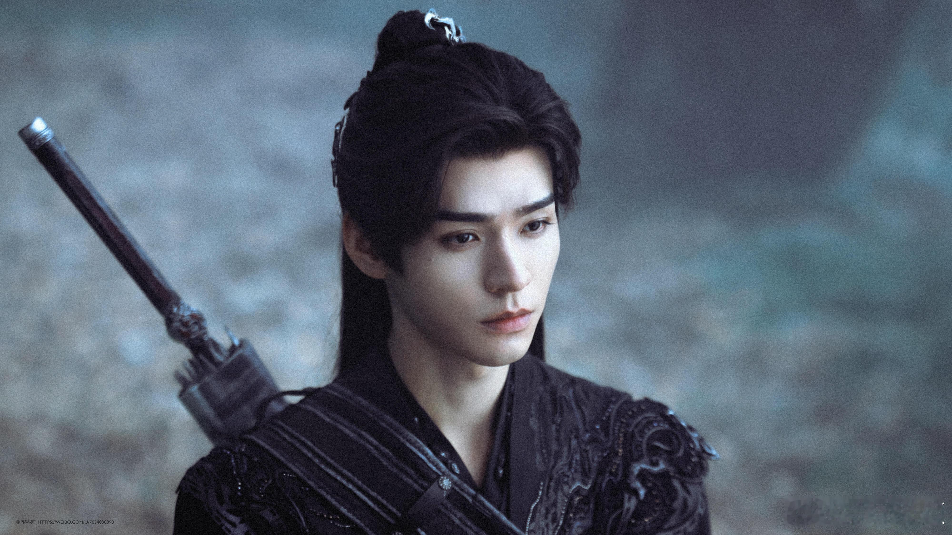 在真人秀里展现真实可爱的性格，在古装剧中呈现专业精湛的演技，从靠谱导游到冷峻侠客