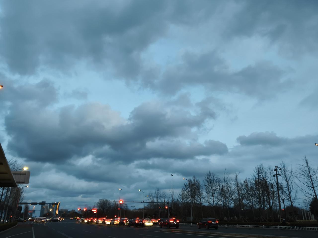冬雨来前夜云图   发现近几年夜晚的天空越来越蓝了，夏天晚上也是蓝天白云，冬天要