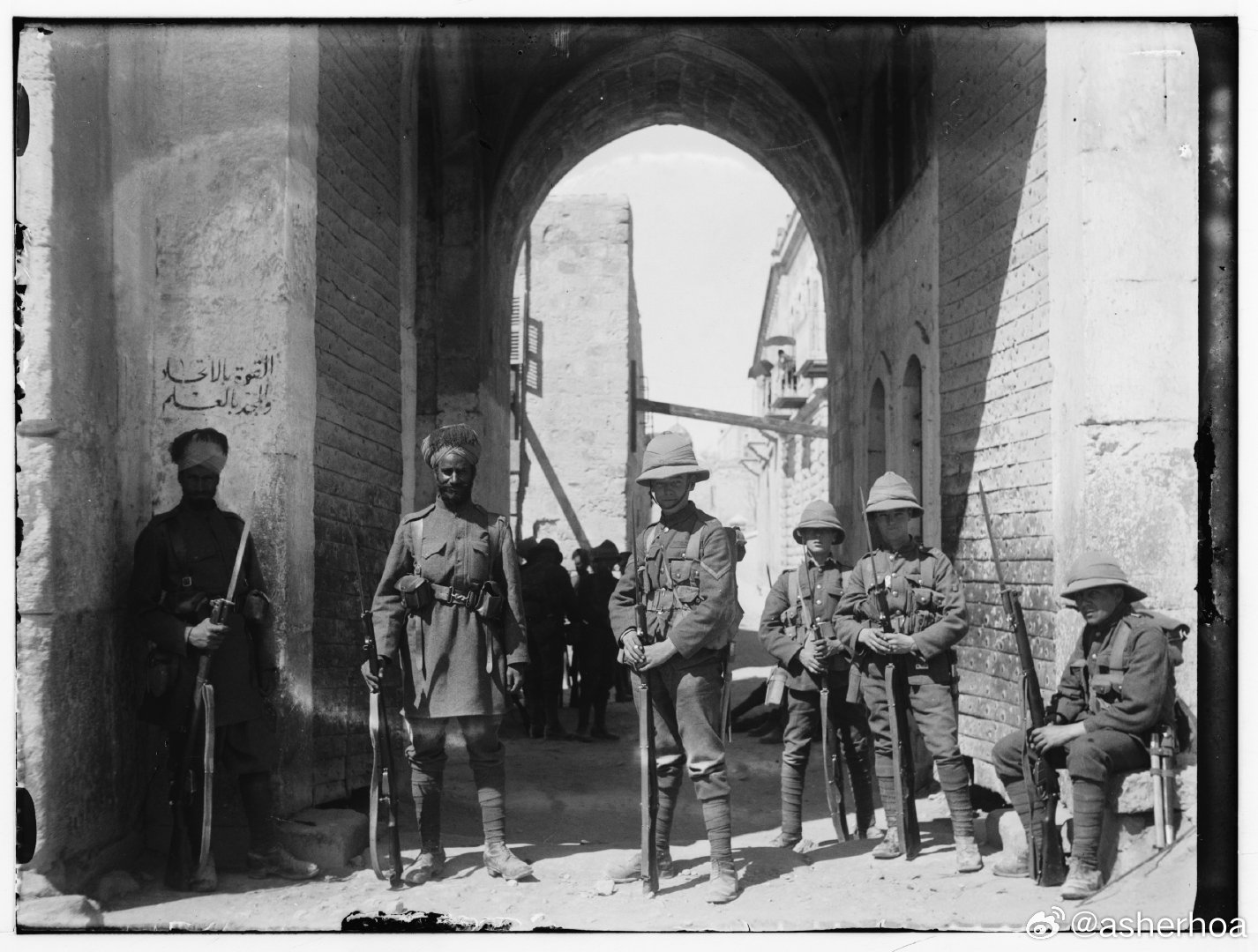 历史知识 历史人物 1920年，驻守在耶路撒冷狮子门的英国及英属印度的士兵。当时