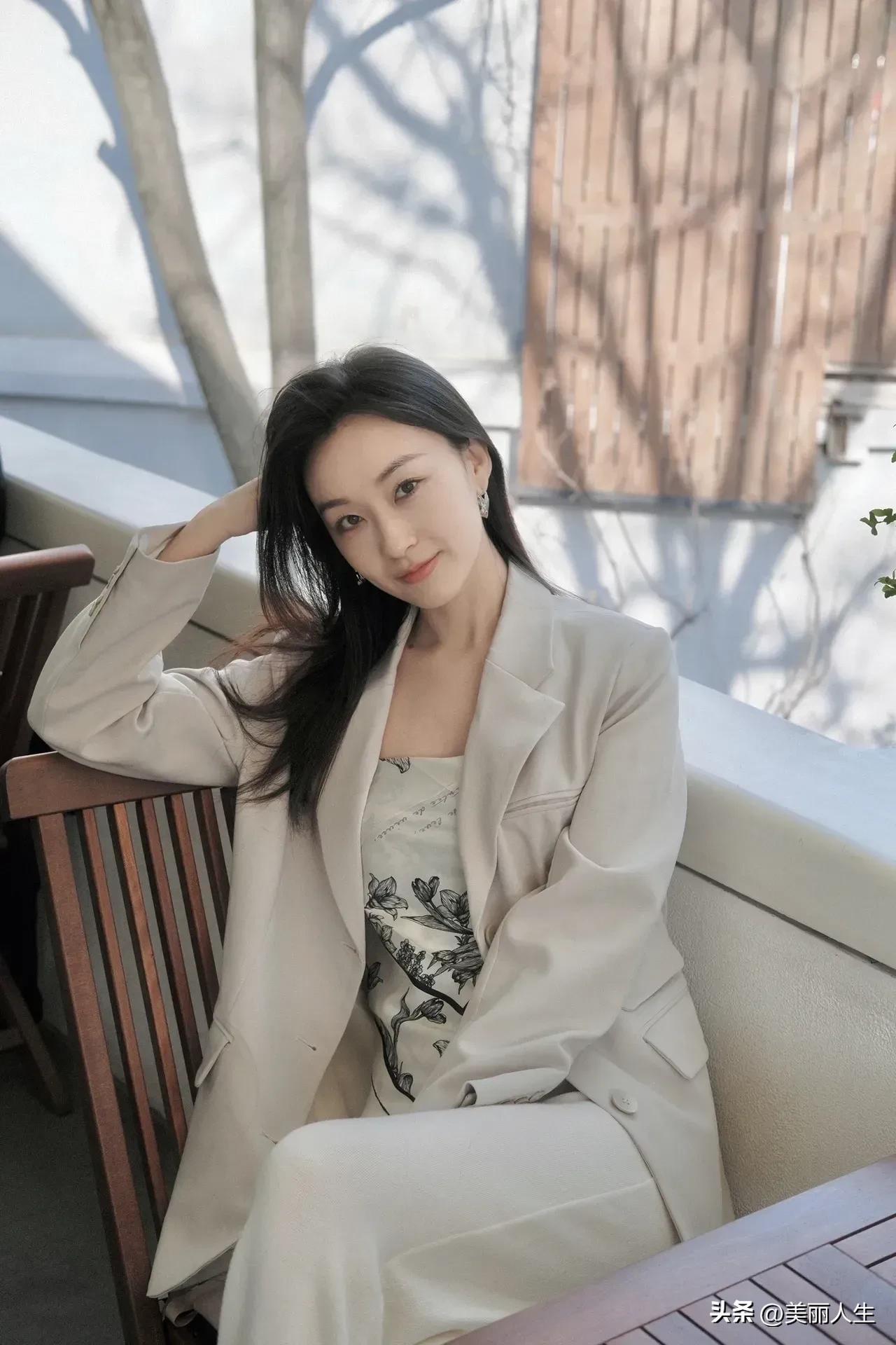 抚仙湖，清澈倒映蓝天，让人沉醉于这方净土，悠然漫步湖边，微风轻拂面庞，湖光山色尽