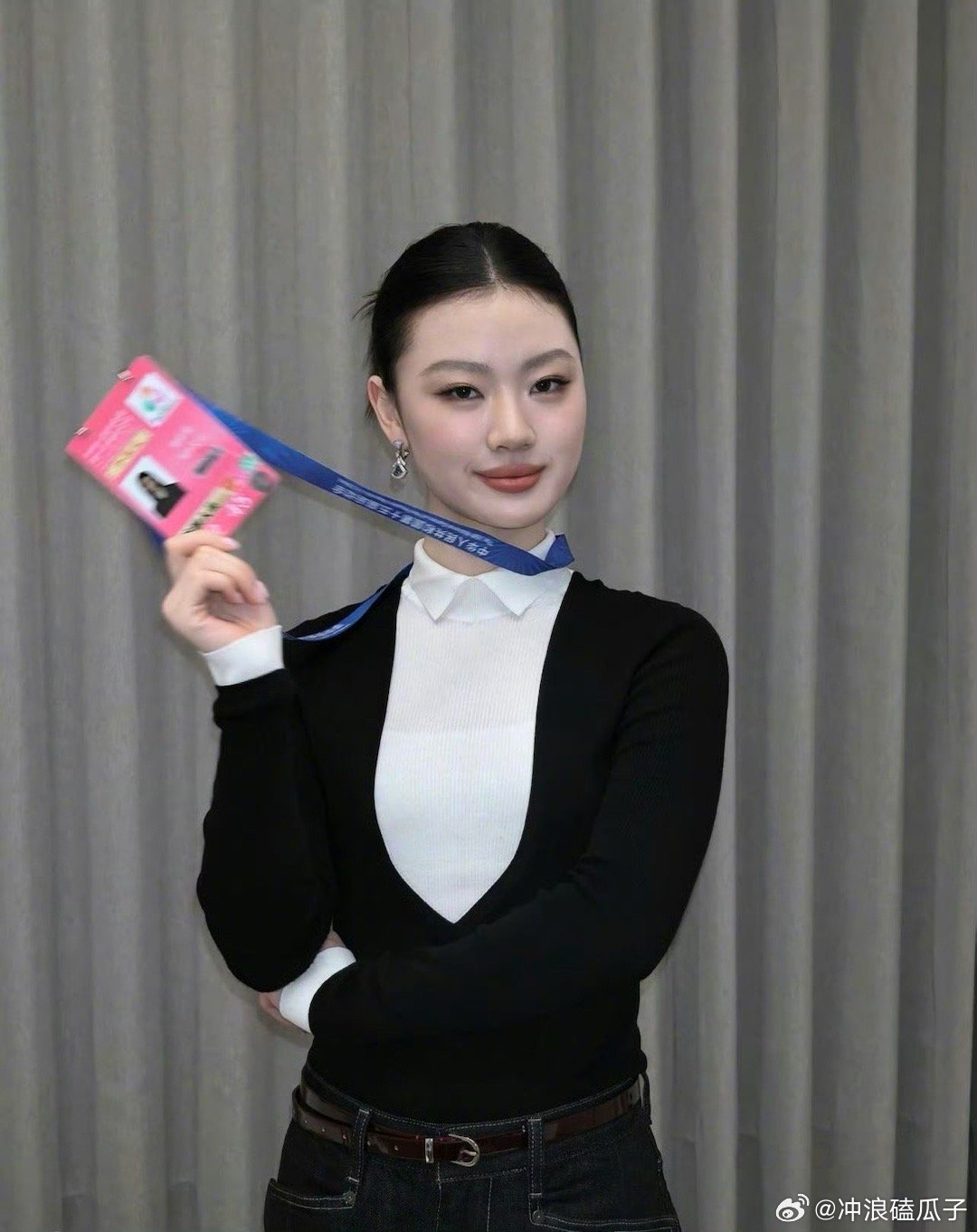 单依纯晒全运会工作照单依纯的嗓音配《天海一心》简直绝配 ​​​