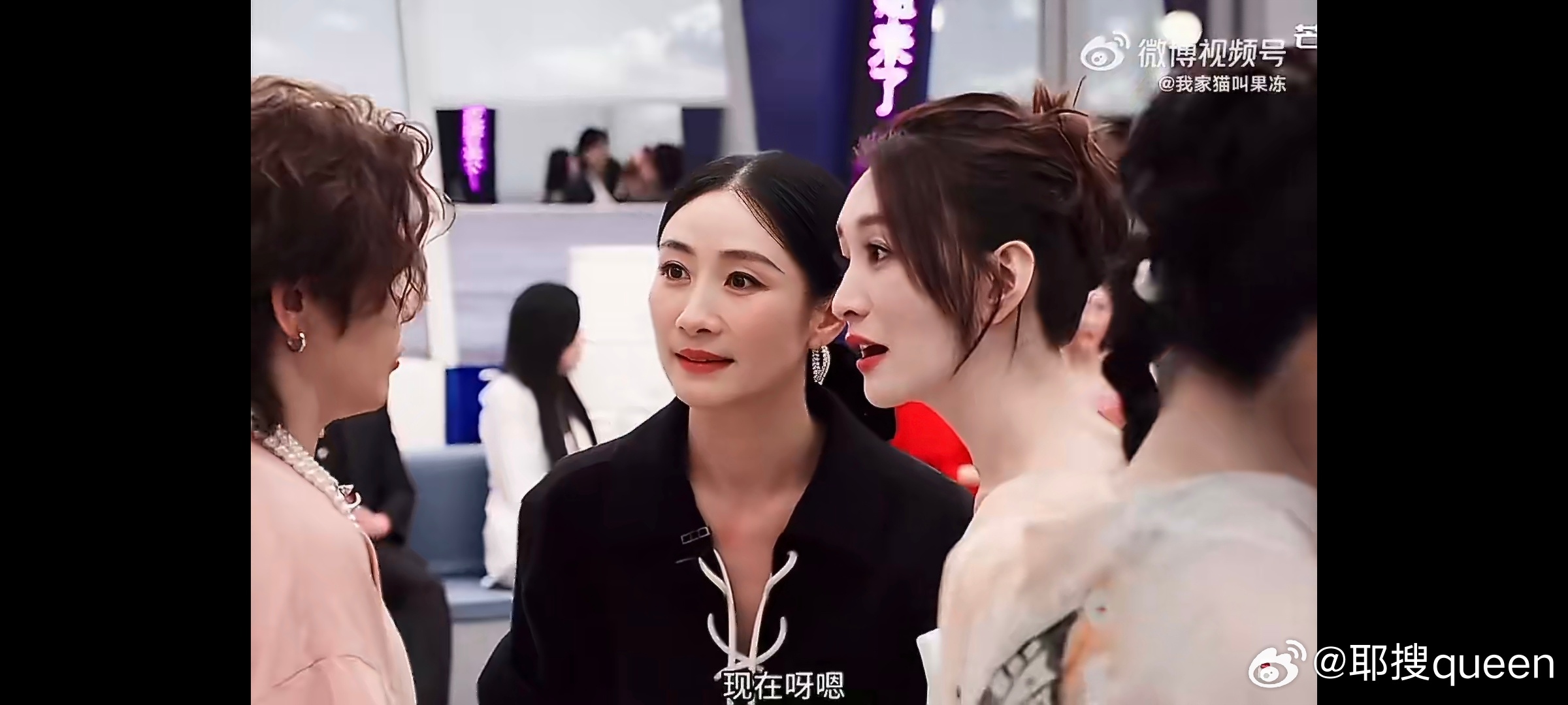 王濛李小冉小声蛐蛐全被拍了笑不活了！王濛李小冉悄悄唠嗑被拍，俩人压根没发现四周都