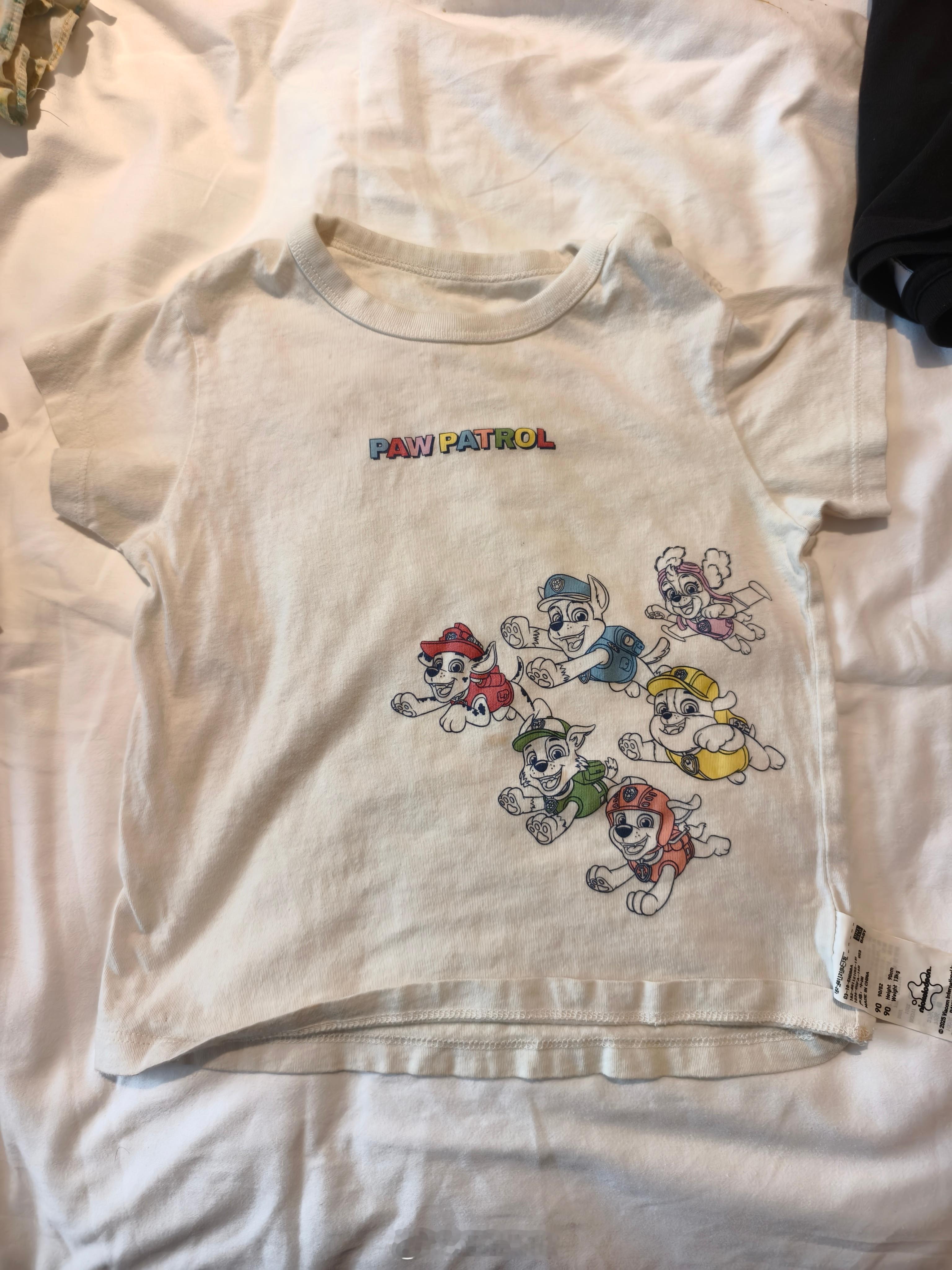 给娃叠衣服的时候看着这小小的衣服感觉好幸福 ​​​