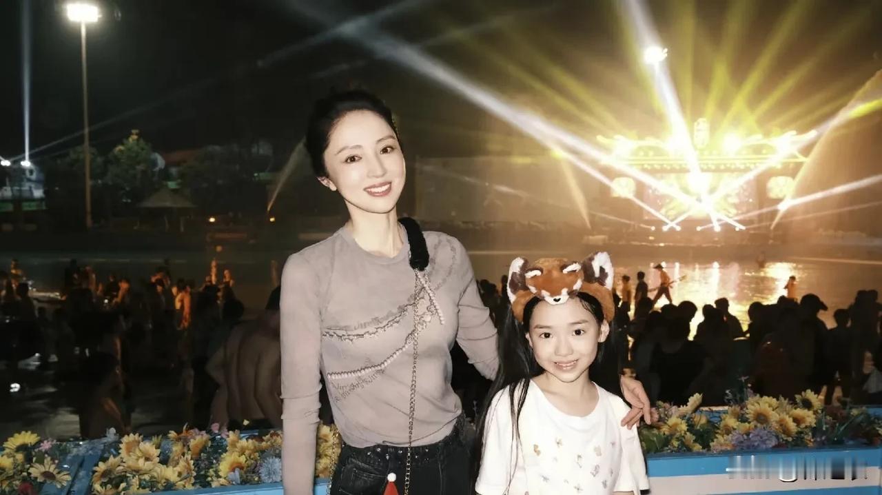 以前觉得董璇单纯，现在觉得她似乎稚气未脱，感情课题还没有毕业，从之前董璇说只看到