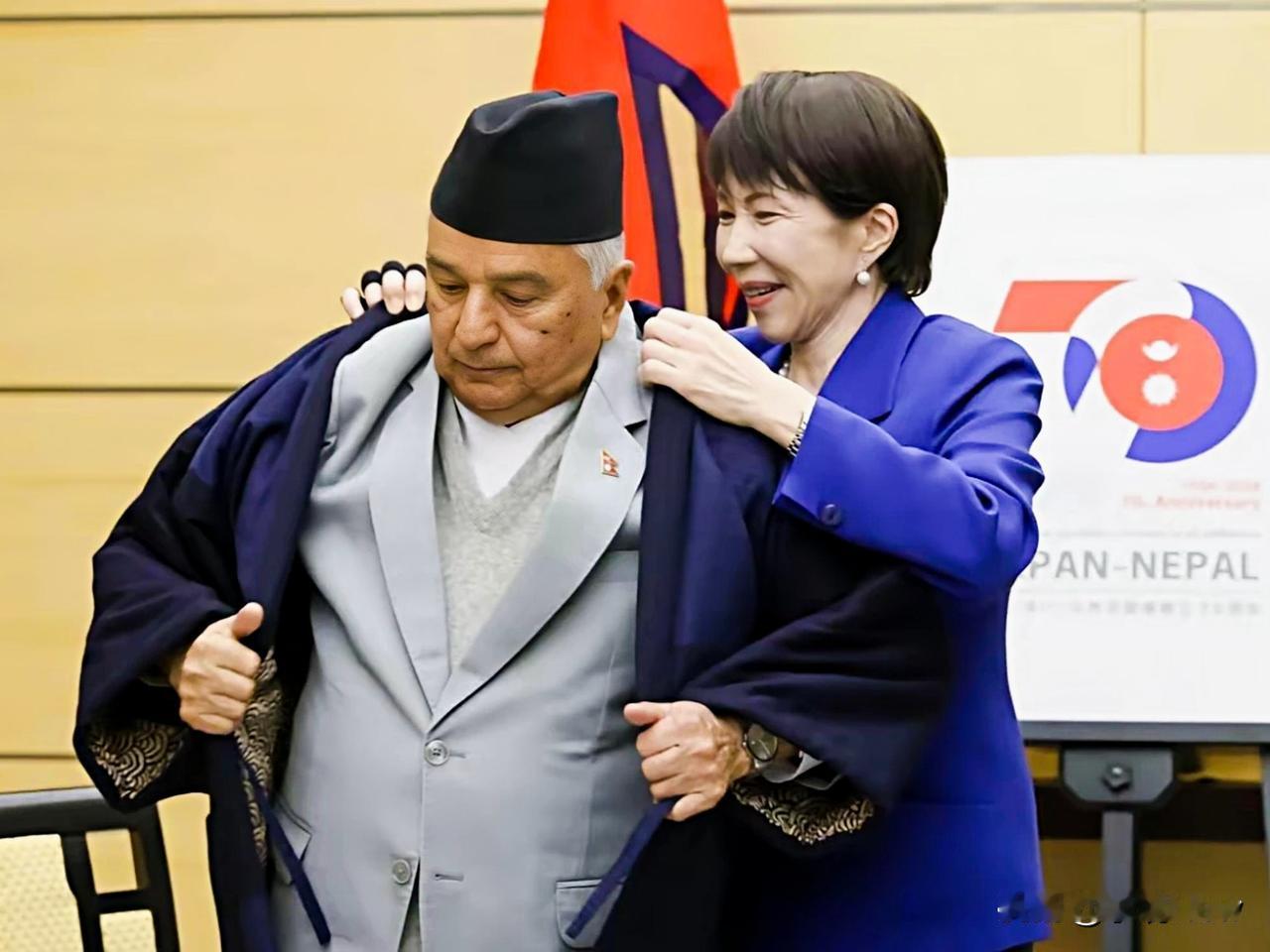 2月4日，高市早苗帮尼泊尔总统穿衣服的照片，引爆了日本互联网，很多日本民众认为高