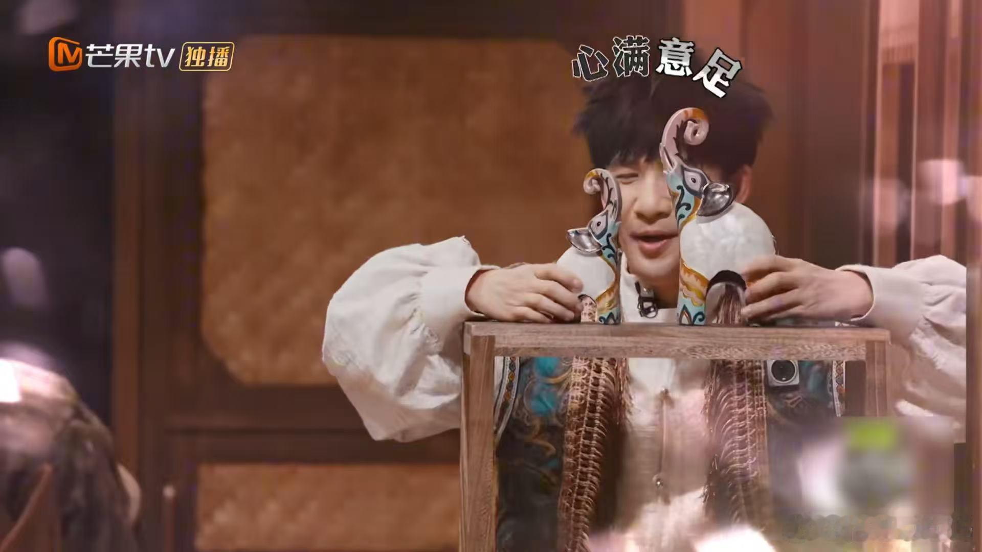 大张伟嗑cp贴脸开大大张伟被嗑到的cp发糖就这样幸福 节目里最投入的就是大张伟，