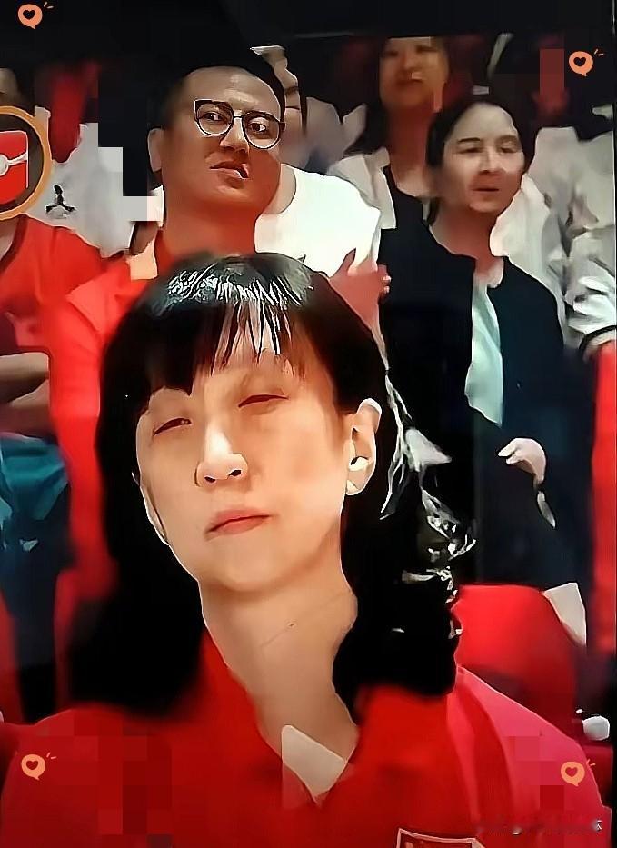 昨晚曼谷那场颁奖礼，结结实实给所有人上了一课。
朱婷，一个人卷走差不多四万三千张