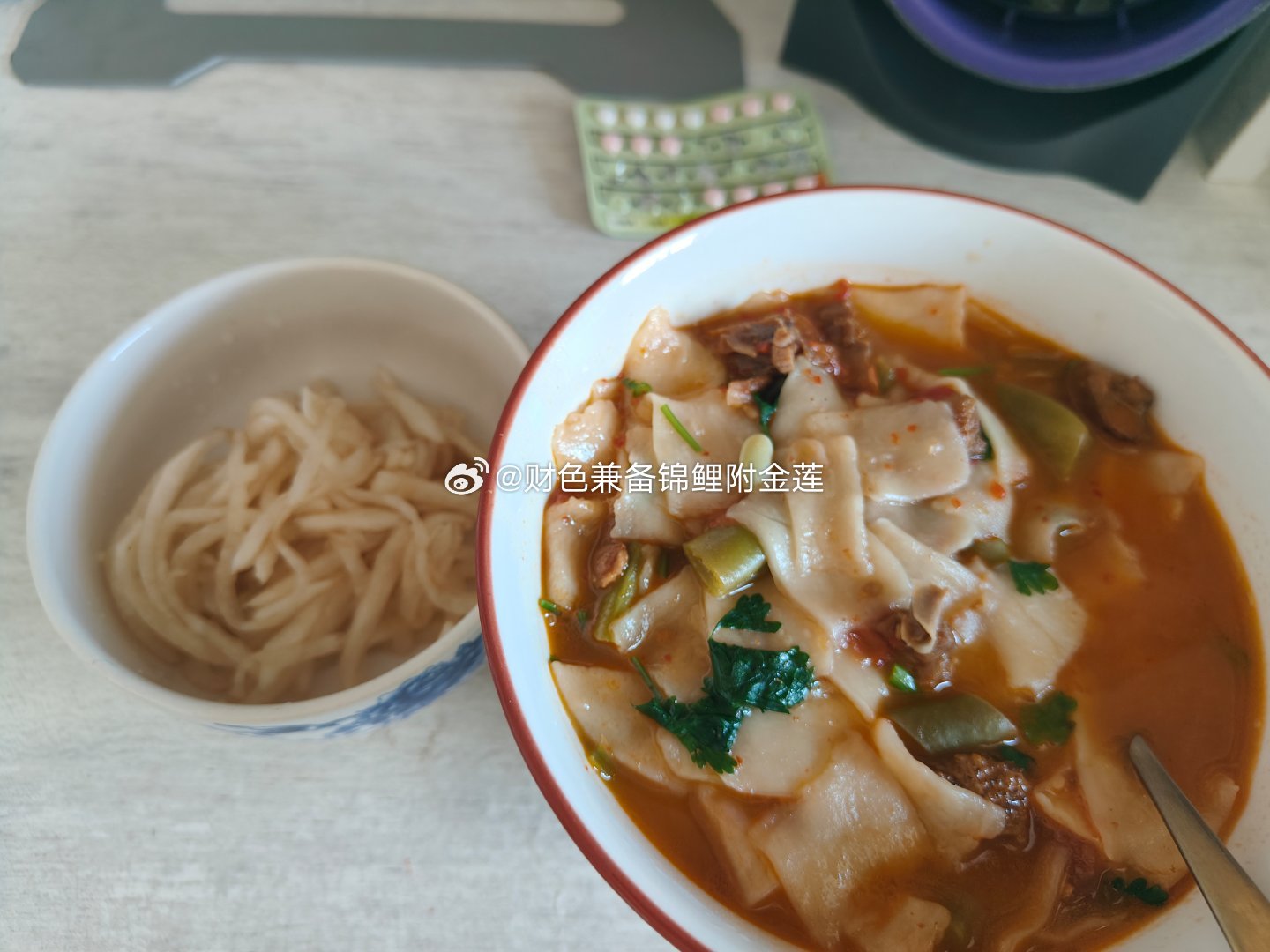 鸽子揪面它们说鸽子是飞天老鼠，有细菌 