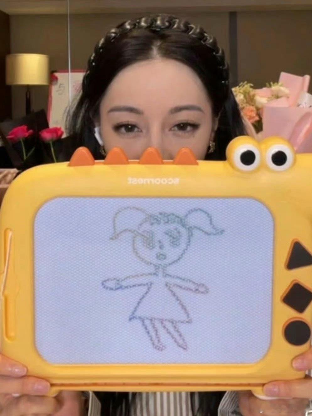 迪丽热巴画的好可爱 进步好多！还给小女孩的裙子画上了蝴蝶结🎀姐妹们！可以拿来当