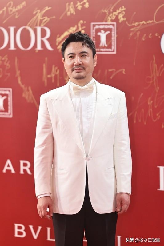 微博之夜杨幂拿了QUEEN下台，穿长裙踩高跟看着就费劲。沈腾好家伙，从观众席“嗖