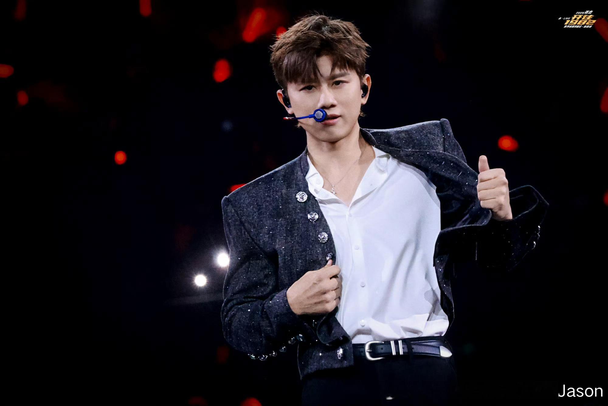 这么帅的 还是微微张口的白色衬衣