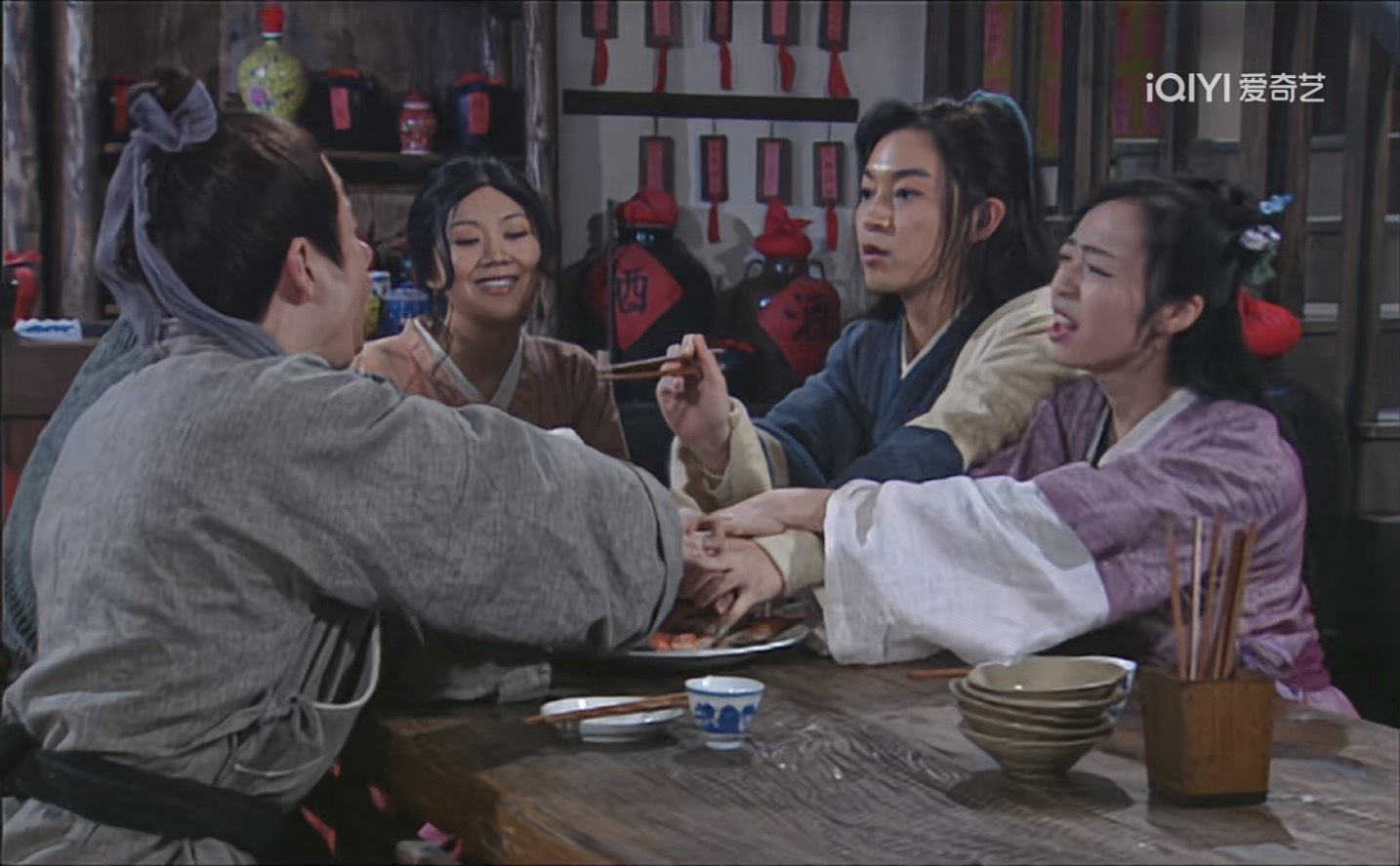 《我为湘玉存大钱》第82集同福客栈来了一只螃蟹，大家都没吃过呢，四个人抢起来了，