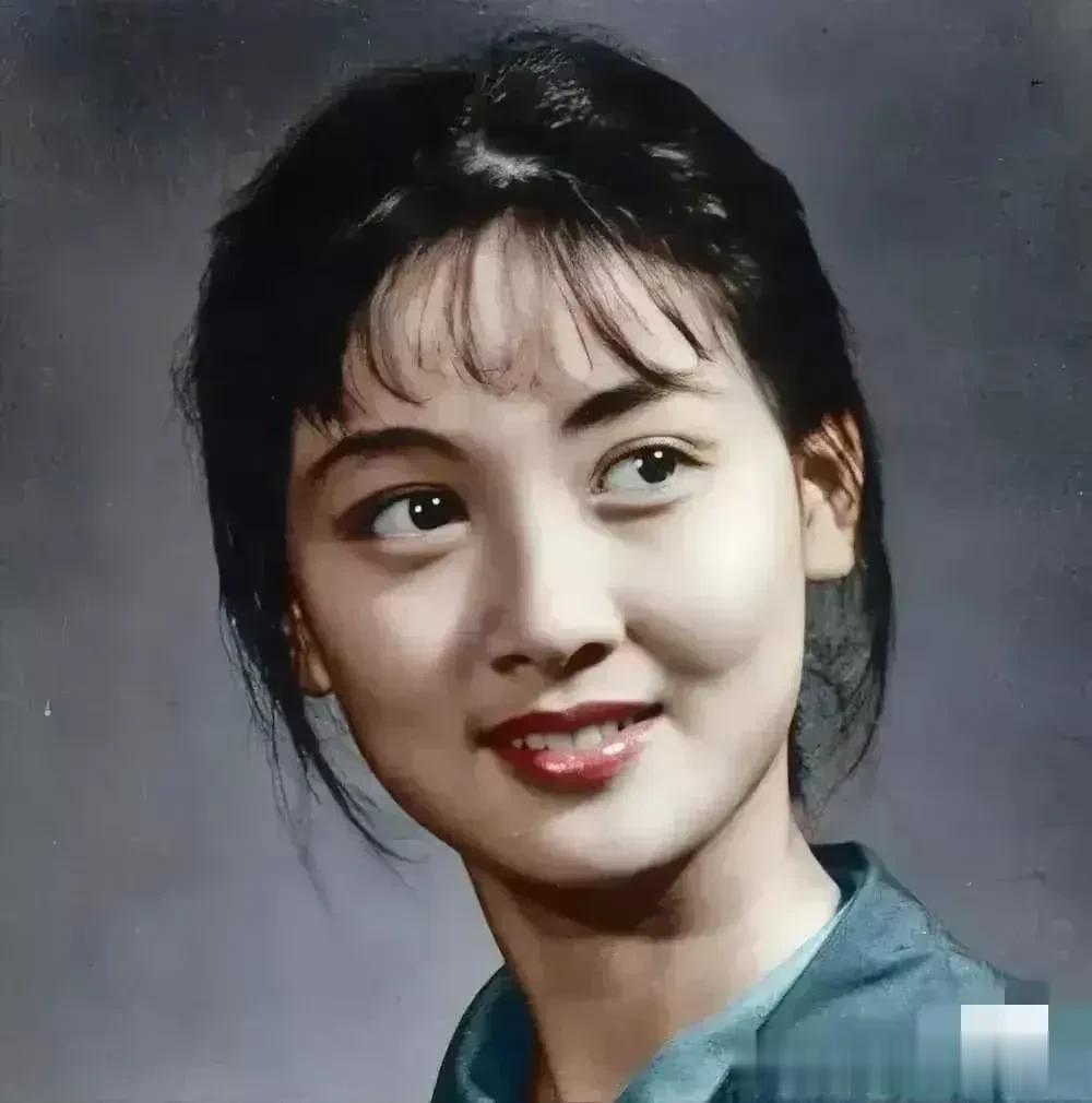 这是1975年，18岁的邓婕icon的留影，她灵气逼人，眼中盛放着星河。

18