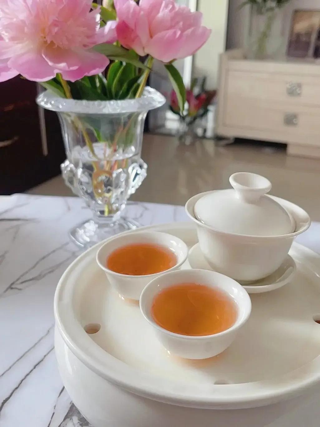 与生命无关的东西都是束缚，抛弃了束缚才能解脱。能够自我解脱的人就进入了人生的大境