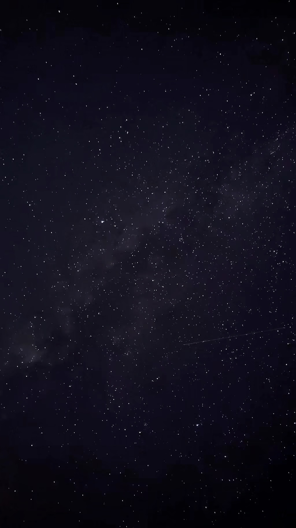 夏天的夜晚，我坐在院子里仰望天空。深蓝的夜空中挂满了星星，一闪一闪的，好像无数双