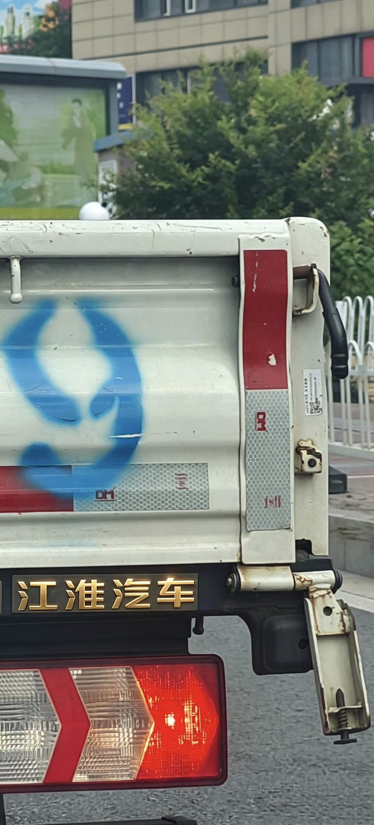如今在南京街头很难看到一辆挂“江淮汽车”铭牌的车子了。