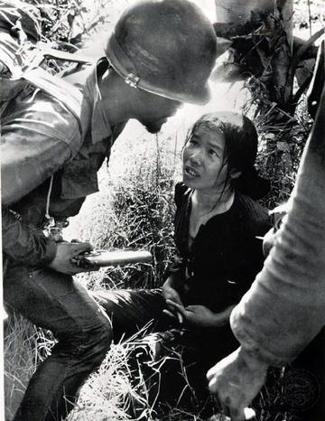 1959年，一美军抓到了一个漂亮的越南女兵，女兵突然脱掉上衣，美国大兵正开心得放