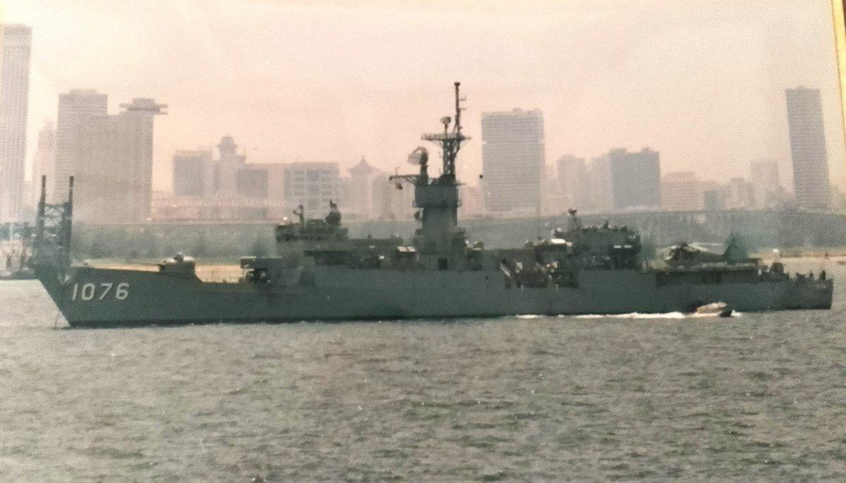 诺克斯级巡防舰 “范宁”号 (FF-1076) 与长矛级潜艇支援舰 “迪克森”号