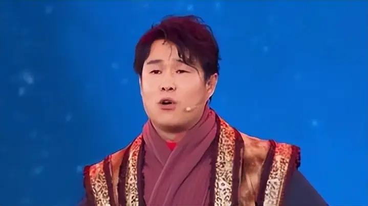 小沈阳，原名沈鹤，出生于1981年，是中国著名的小品演员和歌手。他因其独特的幽默