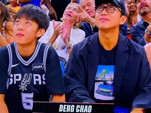 孙俪沉默了！ 她怎么也没有想到，邓超两父子去国外看一趟NBA球赛，竟然还上了热搜