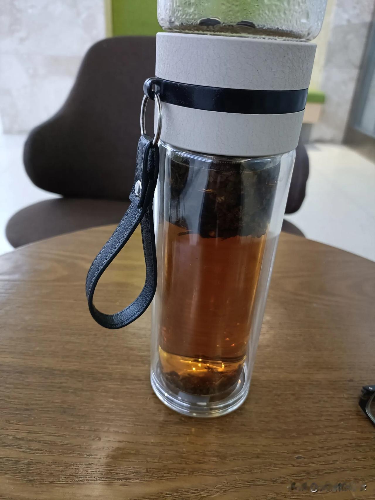 寒风渐渐由北方向南而来，气温在缓慢下降，冬天真的来了。
记得小时候，每当天冷时或