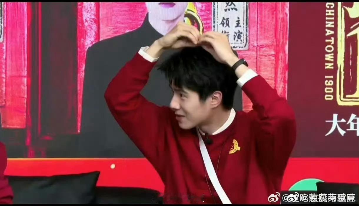 刘昊然教王宝强小狗比心 刘昊然和王宝强确实根据指定歌词做出了小狗比心和蝴蝶结比心