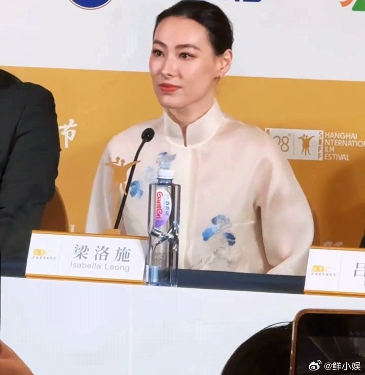 梁洛施新中式梁洛施穿新中式简单的发型，简约的款式，最素净的白色，但美得好高级！梁