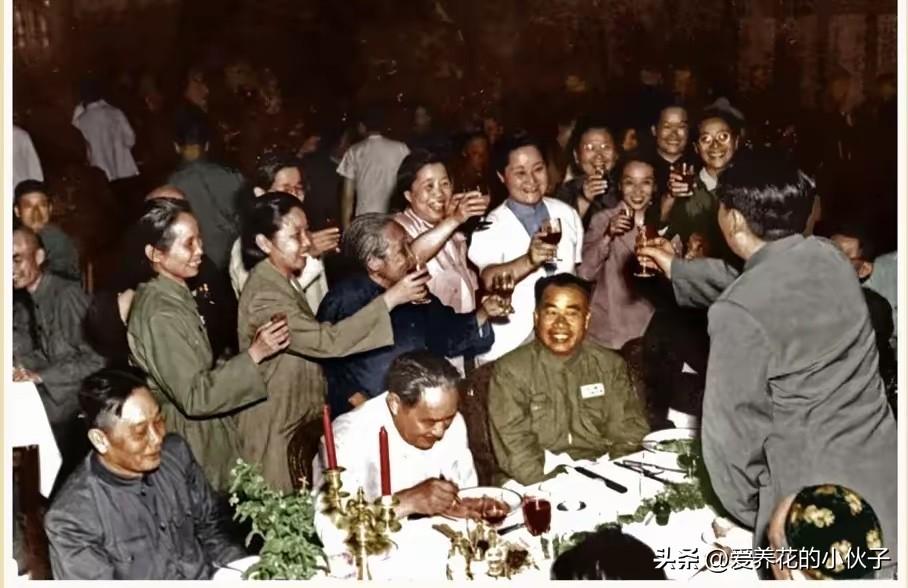 庆祝胜利的喜悦

1950年6月的全国政协一届二次会议期间的庆祝宴会上，一众政协